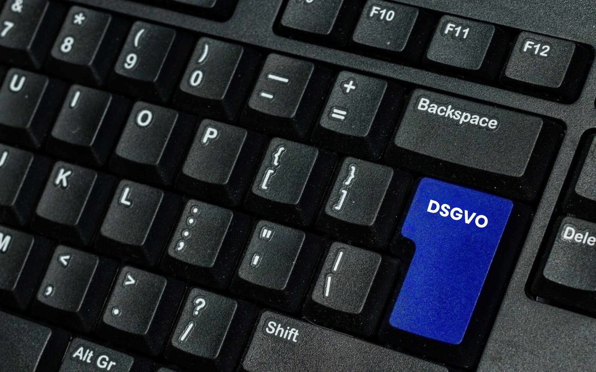 Blaue GDPR-Taste auf Laptop als Symbol für Datenschutz und Datensicherheit