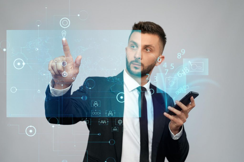 Mann mit Hemd und Brille vor Diagrammen und Laptop mit Fokus auf ‚Secure Payment